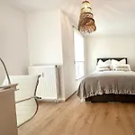 아파트 Stilvolle 3-zimmer-wohnung Fuer Business Und Family Bis 6 Personen 진델핑겐